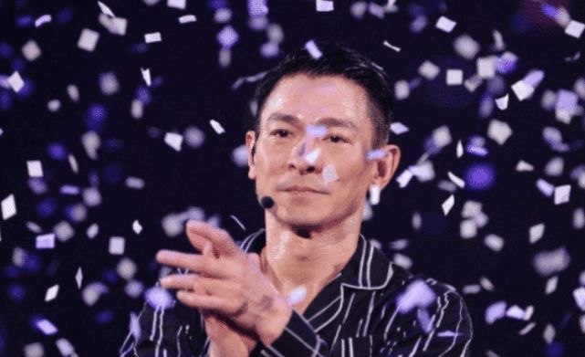 时代|两首歌吃一生，却说刘德华唱功不行，网友：哪来的自信？