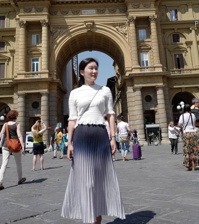 设计|张纪中太幸福！混血儿子给他洗脚，43岁女儿穿衣时髦大后妈4岁