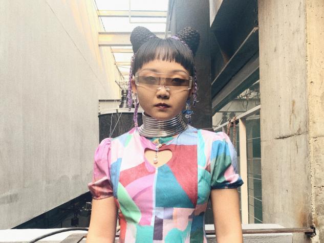 黑色|辣目洋子穿水墨裙亮相，身材娇小穿衣时髦，成小个子穿搭典范
