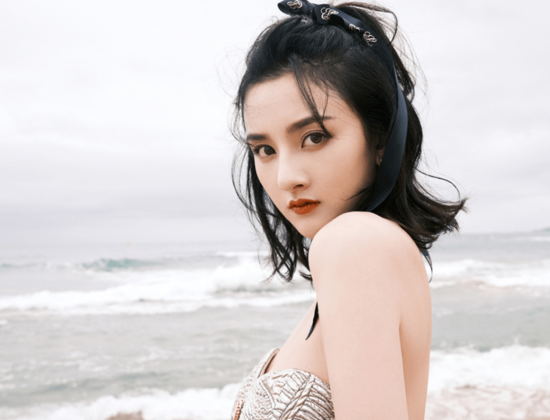 杨颖|被“齐刘海”坑过的女星们，明明是美艳大气，有刘海就成土气小妹