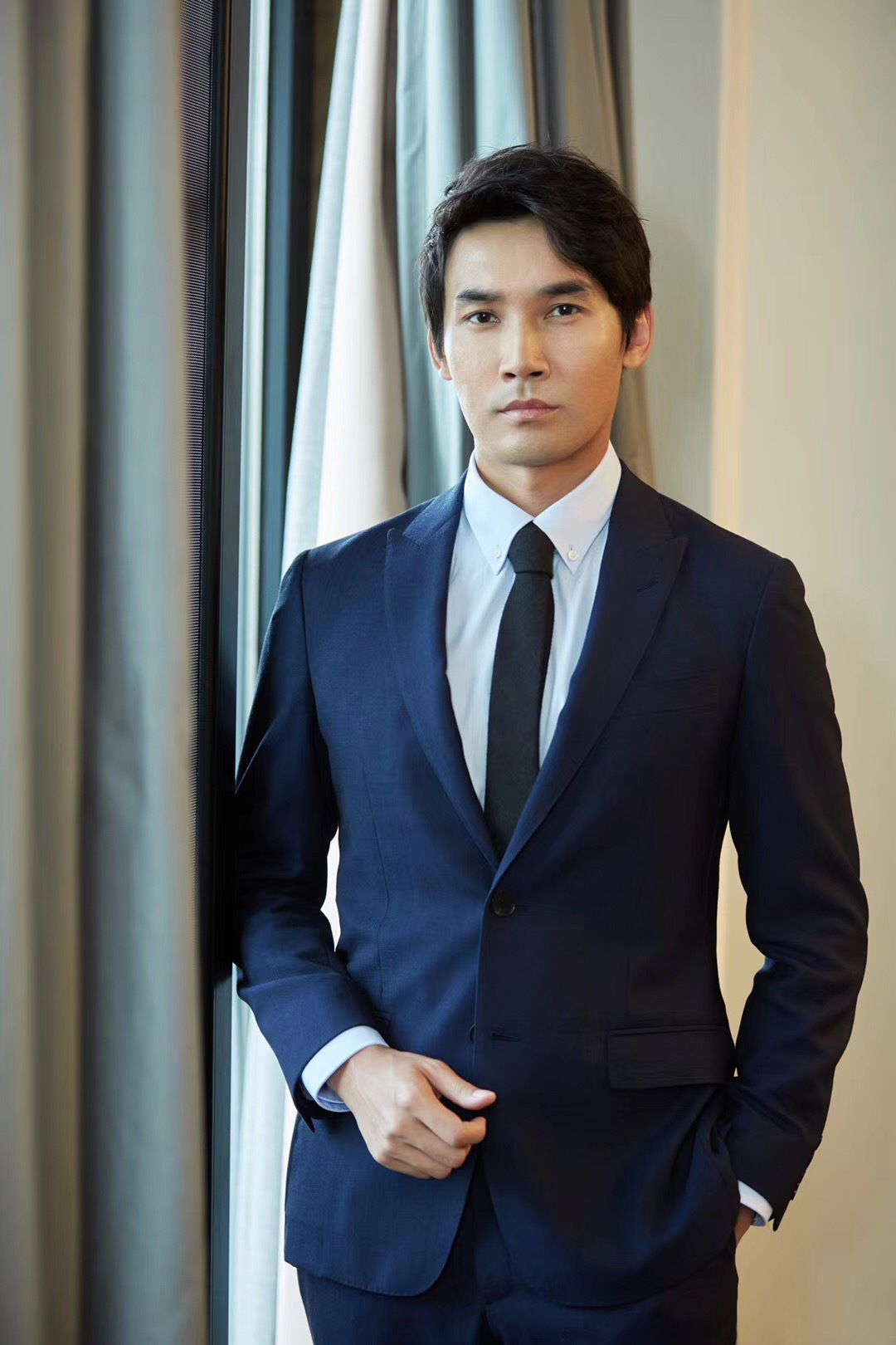 他颜值演技俱佳,这些年主演了《情深深雨蒙蒙》《豪门惊梦》《风吹云