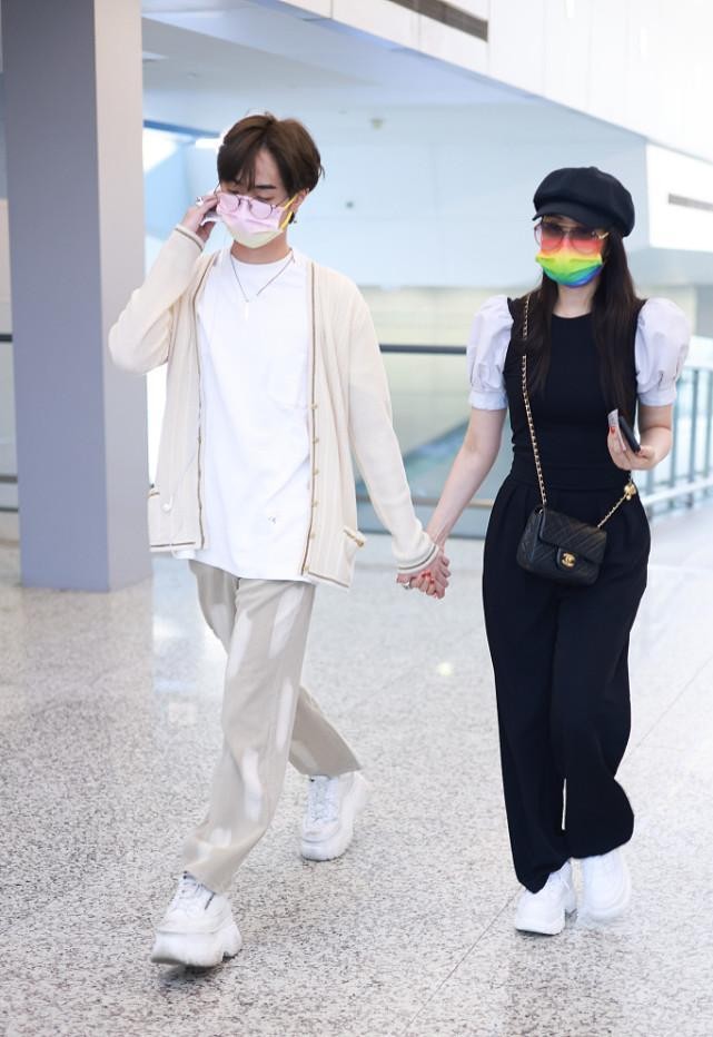 前夫|会保养的女人真有优势，伊能静与前夫的孩子牵手出门，感觉像姐弟