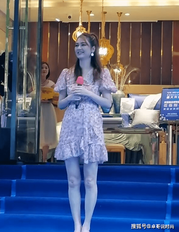 洪欣|洪欣中秋不忘捞金，穿粉裙站店，五十岁依旧少女身