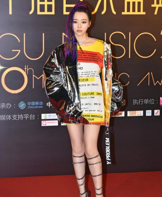 设计|张靓颖这一身有点意思，一半像去夜店一半像去上班，意外时髦好看