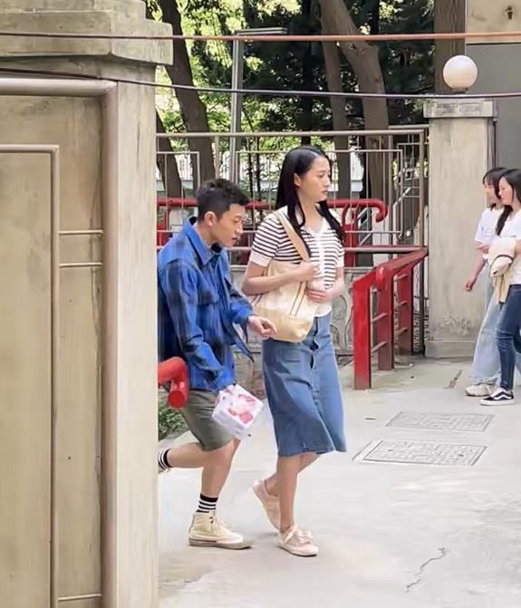 什么|关晓彤打篮球被拍,看清她脚上穿的什么鞋,这是对水泥地最大尊重