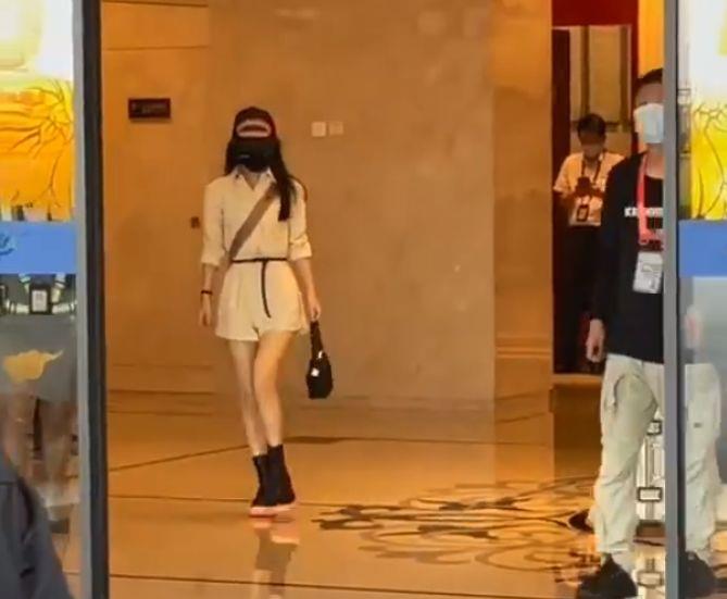 赵丽颖|赵丽颖去中餐厅5，怎知大家关注嘉宾合影，龚俊姚安娜站位有讲究