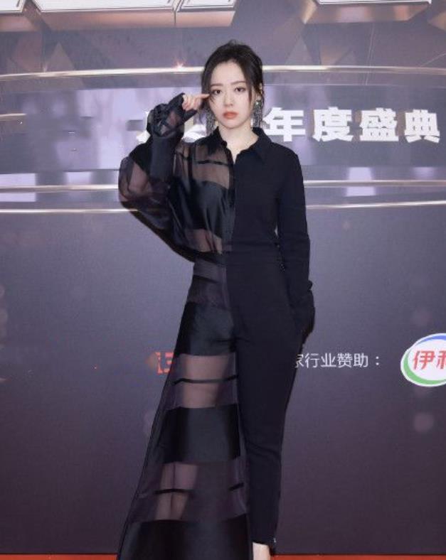 设计|张靓颖这一身有点意思，一半像去夜店一半像去上班，意外时髦好看