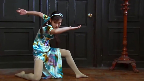 影视剧|谍战剧中穿着旗袍的女星,为了作品的收视率,她们也无奈听从导演的安排