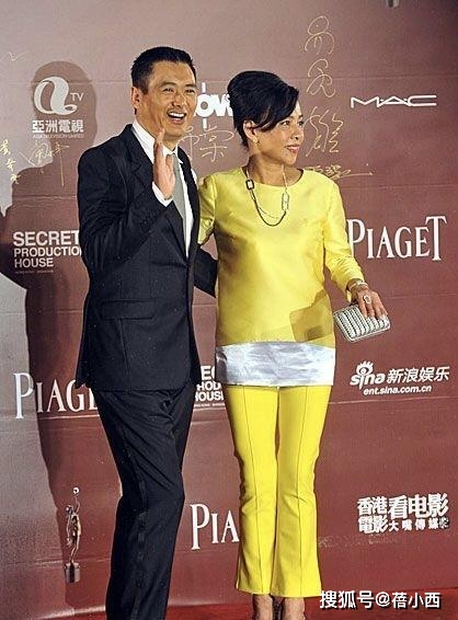 黑色|周润发和陈荟莲携手亮相,穿黑色西装+暗红色礼服,夫妻默契满分