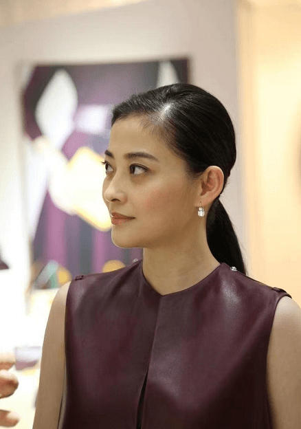 皮质|梅婷宝刀不老，难驾驭的直筒皮裙都能穿出贵妇感，中间开缝很个性