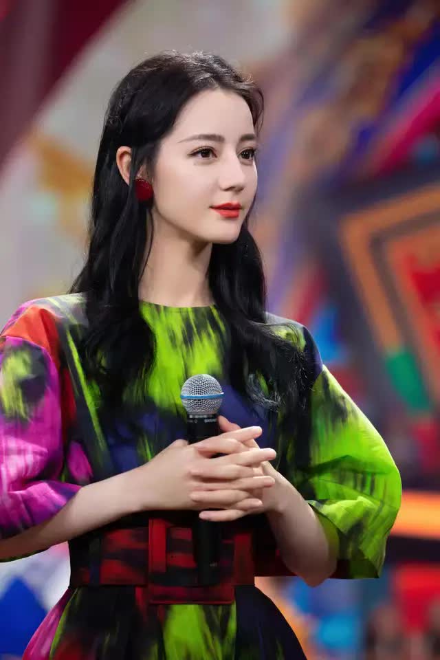 整体|金喜善真敢穿，挑战红配绿意外时髦，还染一头黄发配黑丝，超个性