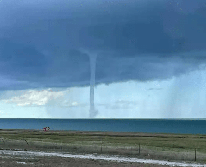 青海湖惊现"龙吸水",看得让人瑟瑟发抖!-搜狐大视野-搜狐新闻