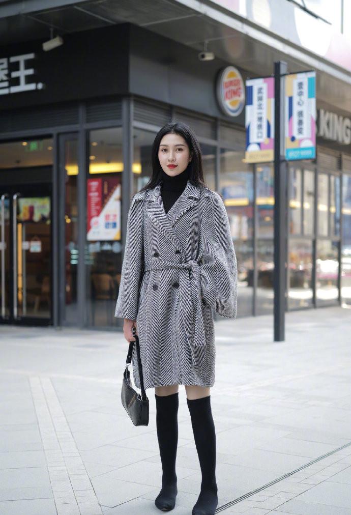 颜色|女人再懒也别总穿短靴出门，今年流行穿这双“靴子”，时髦显腿细