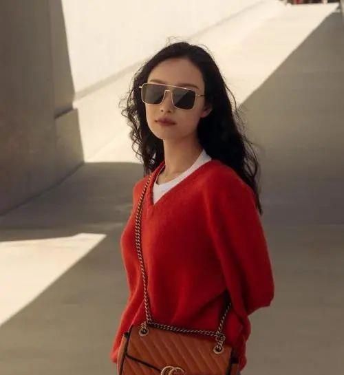 扣子|凯特王妃都“翻车”的红毛衣,新年这样穿,时髦高级还减龄!