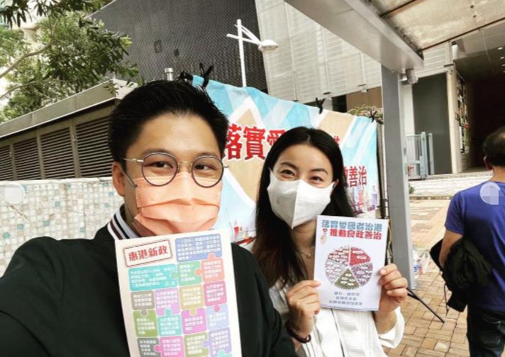 都成|霍启刚郭晶晶提前过中秋,甜蜜挽手看音乐会,女方穿裙装气质优雅