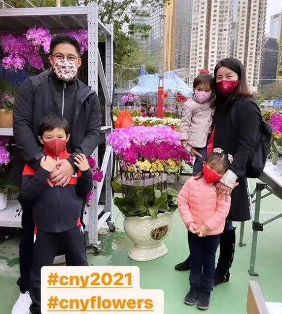 都成|霍启刚郭晶晶提前过中秋,甜蜜挽手看音乐会,女方穿裙装气质优雅