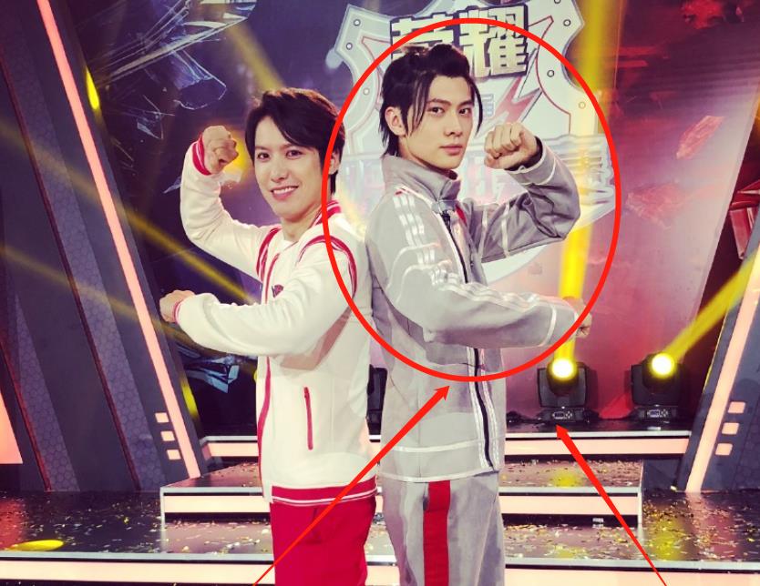 因为|梁森光头太吸睛，哪知“长发”模样火了，这颜值不当门面可惜了