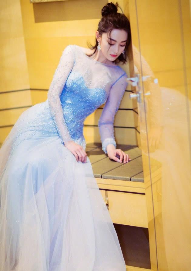 颜色|张馨予旧照造型好“客气”,大方展示好身材,真是太抢镜了