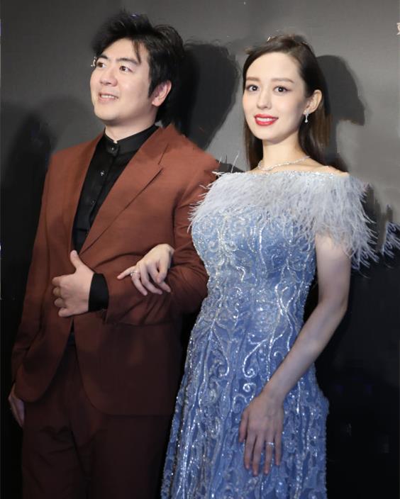 颜色|谢娜怀孕不忘工作，穿衬衫裙藏孕肚好时髦，但裤子这么紧合适吗？