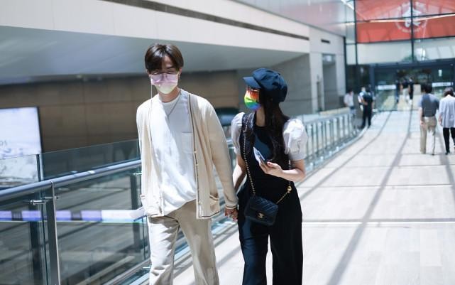 前夫|会保养的女人真有优势，伊能静与前夫的孩子牵手出门，感觉像姐弟