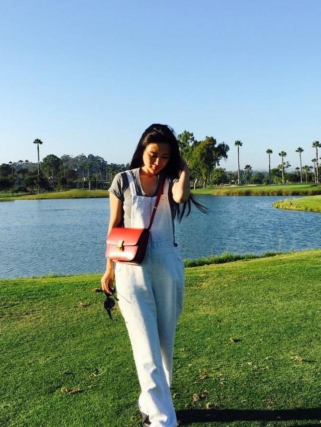 设计|张纪中太幸福！混血儿子给他洗脚，43岁女儿穿衣时髦大后妈4岁