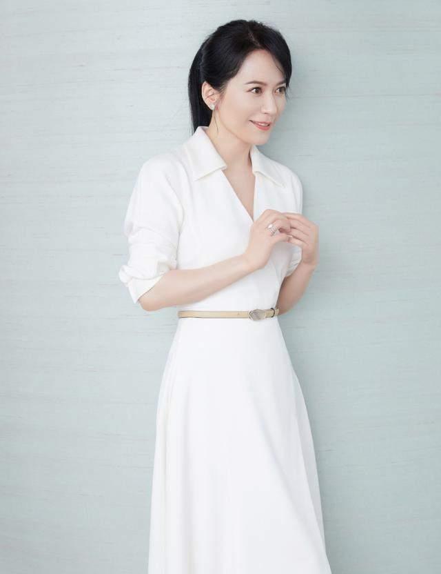 发型|女人年过50，留什么发型显年轻？试试这几款，优雅大气还时髦