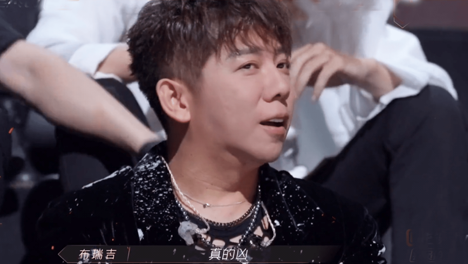 张晋|《哥哥》三公造型齐翻车：大湾区风格跑偏，张晋阵营像丐帮，张智霖撑门面