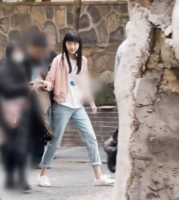 什么|关晓彤打篮球被拍,看清她脚上穿的什么鞋,这是对水泥地最大尊重