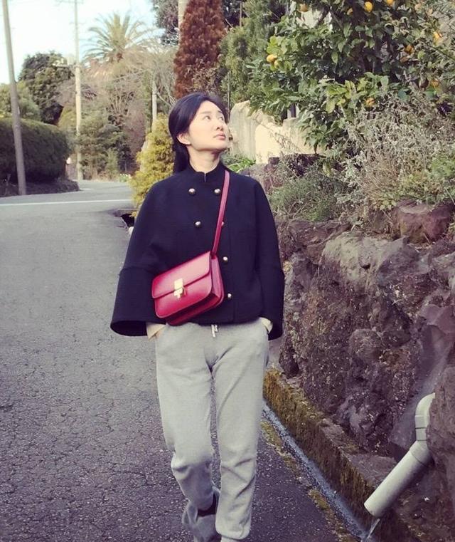设计|张纪中太幸福！混血儿子给他洗脚，43岁女儿穿衣时髦大后妈4岁