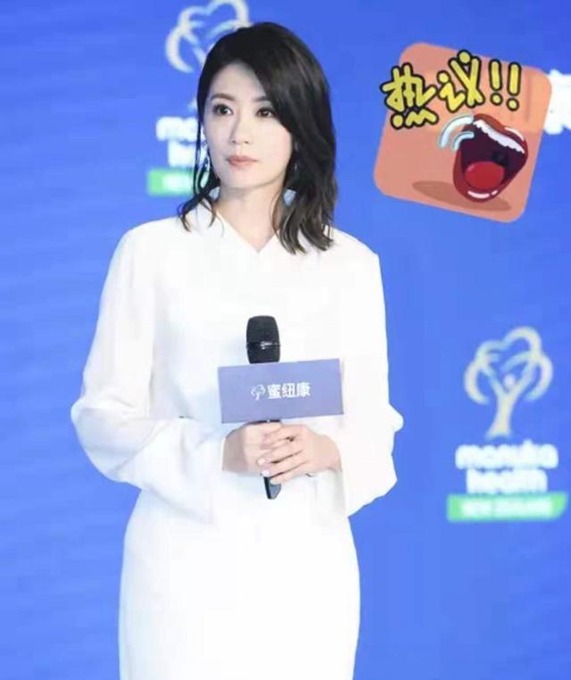 贾静雯|贾静雯确实老了，拼色衬衫配牛仔裤很大气，却被颈纹暴露真实状态
