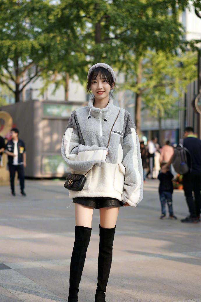 颜色|女人再懒也别总穿短靴出门，今年流行穿这双“靴子”，时髦显腿细