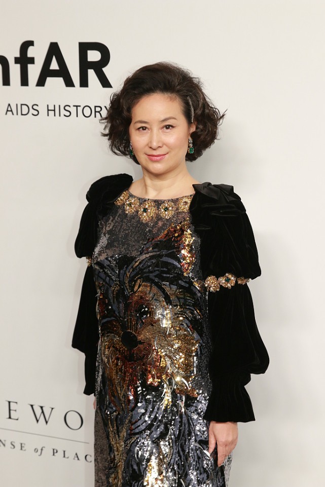 金色|赌王女儿真是自带气场，何超琼虽然脸上有点皱纹，但真挺有韵味