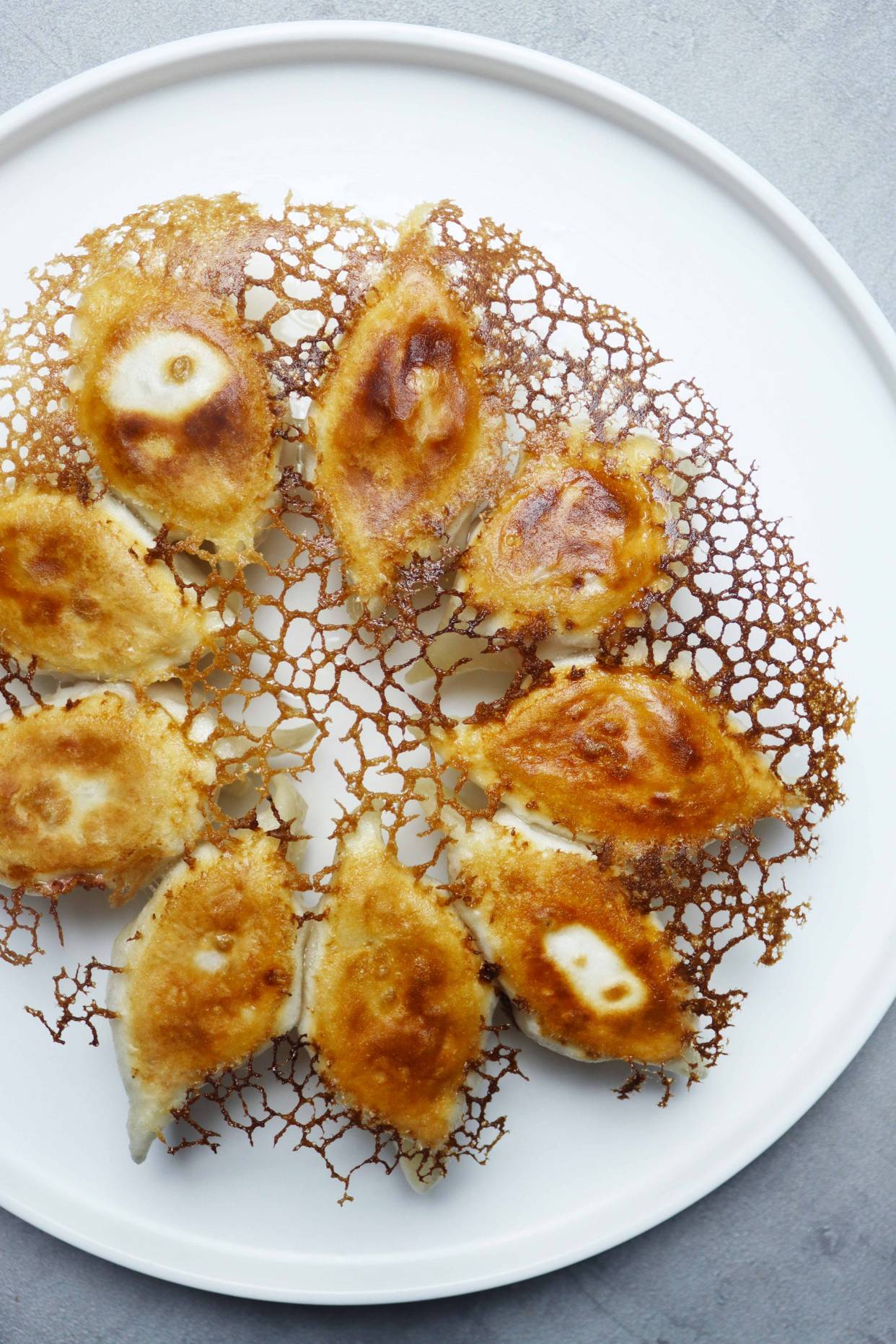 饺子别再水煮了,试试这个做法,面粉水比例调配好,冰花又香又脆