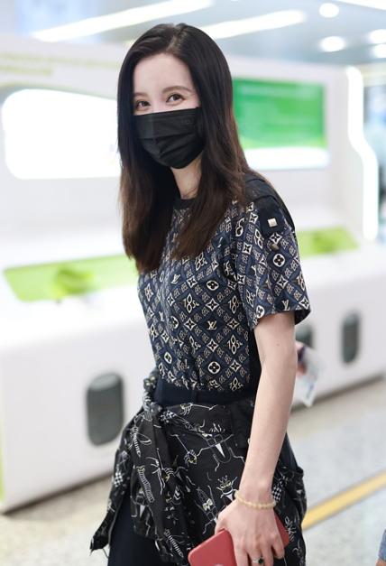 心态|张萌就算当“女老板”，心态也依旧像小女生，穿笑脸T恤童心满满