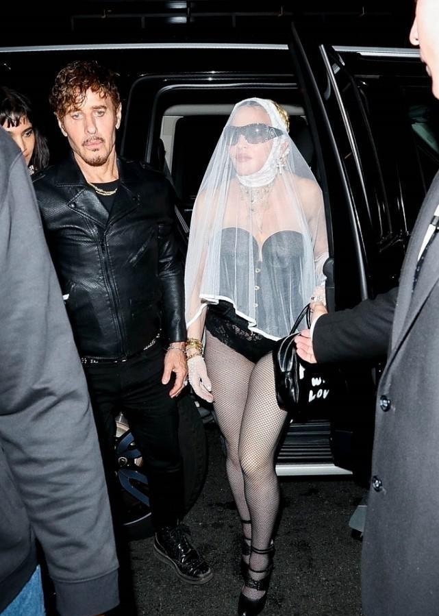 麦当娜|63岁麦当娜没把自己当老人,抹胸连体裤配渔网袜,头戴白纱好神秘