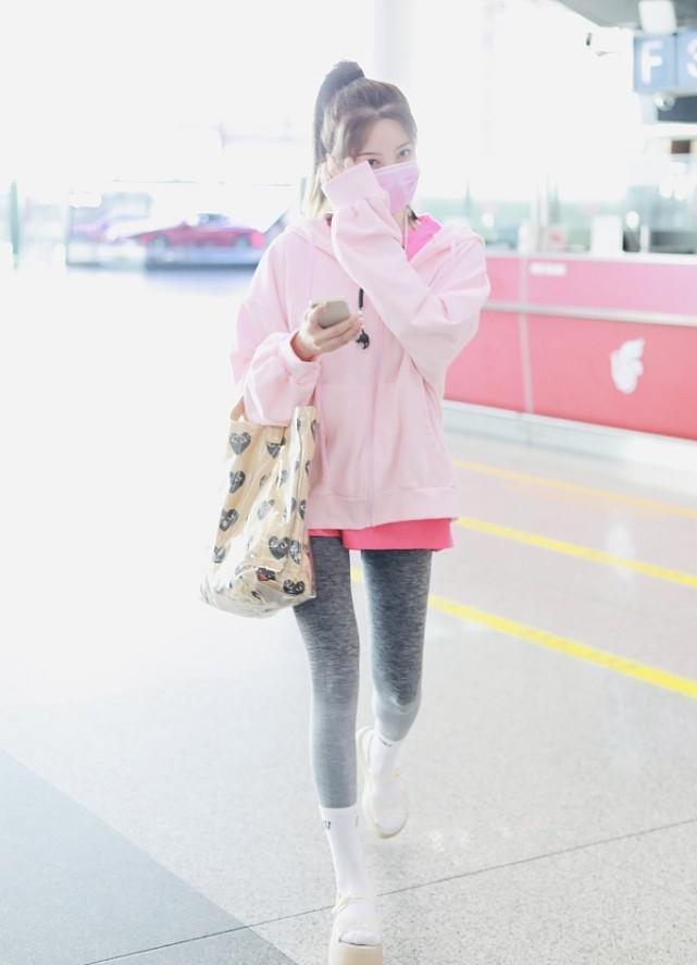 显得|陈小纭真担得起“腿精”的名字，瑜伽裤秀美腿，配卫衣好甜美