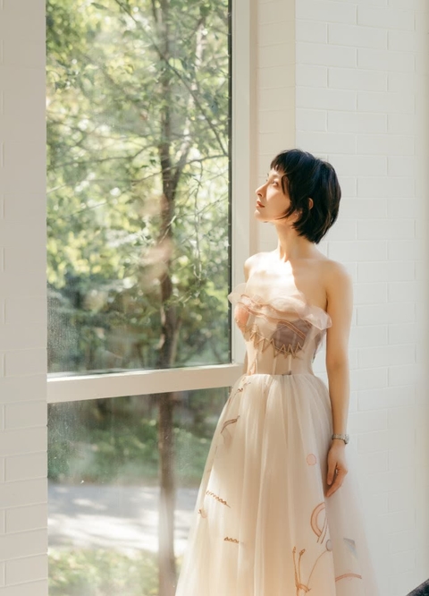 前卫|吴昕居然这么时髦，仅仅是把头发拉直了，气质大变时髦到飞起