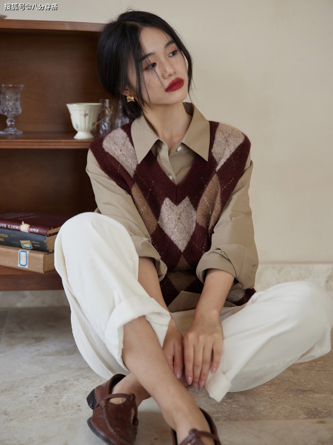 黑色|秋天,“马甲”的高级穿法是这样的,搭配黑色连衣裙优雅精致