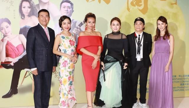 凹凸|56岁杨玉梅风韵犹存，穿紧身花裙身材凹凸有致，复古波浪发好妩媚