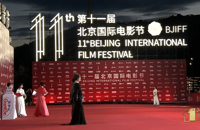 黑色|北影节红毯造型:巩俐霸气,佟丽娅璀璨美艳,baby踩恨天高抢镜