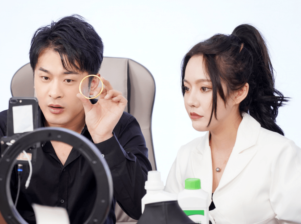 合体|二驴、老方丈合体直播，辛巴徒弟到场豪刷，散打哥主动接PK解围