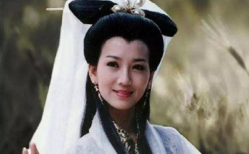 几十年后再游湖上，赵雅芝身穿白色服装，仿佛当年的白娘子