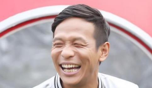 舞台|第一次上春晚就忘词，为拖延时间，瞎编了一句台词却火遍全国！