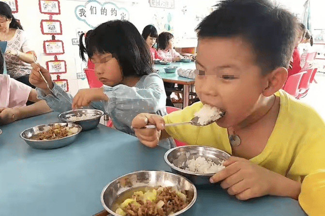 家长|孩子吃饭时的坏毛病，上幼儿园后能很快改正？家长并非输在厨艺！