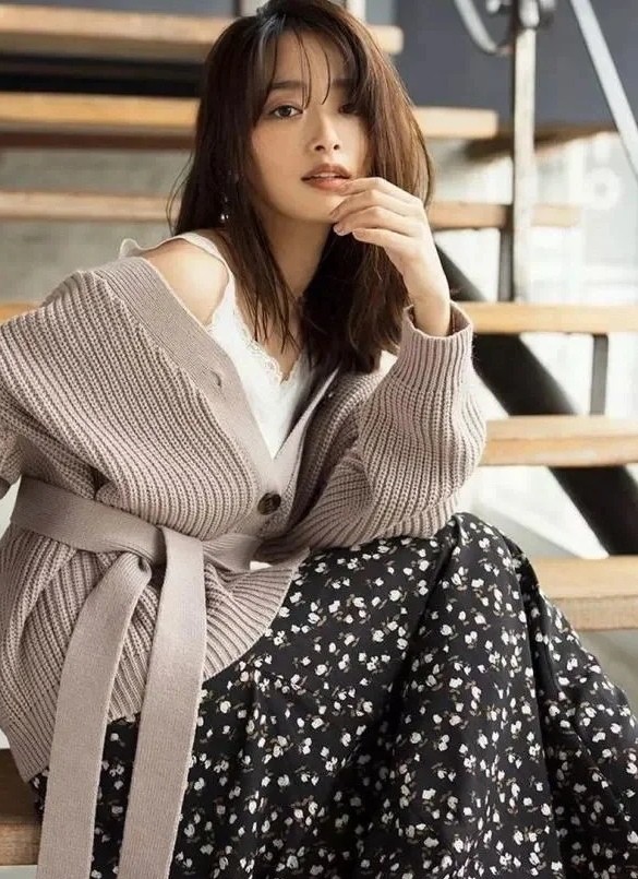 颜色|年过40的女人穿半身裙，记住这“三穿三不穿”，造型高级又优雅