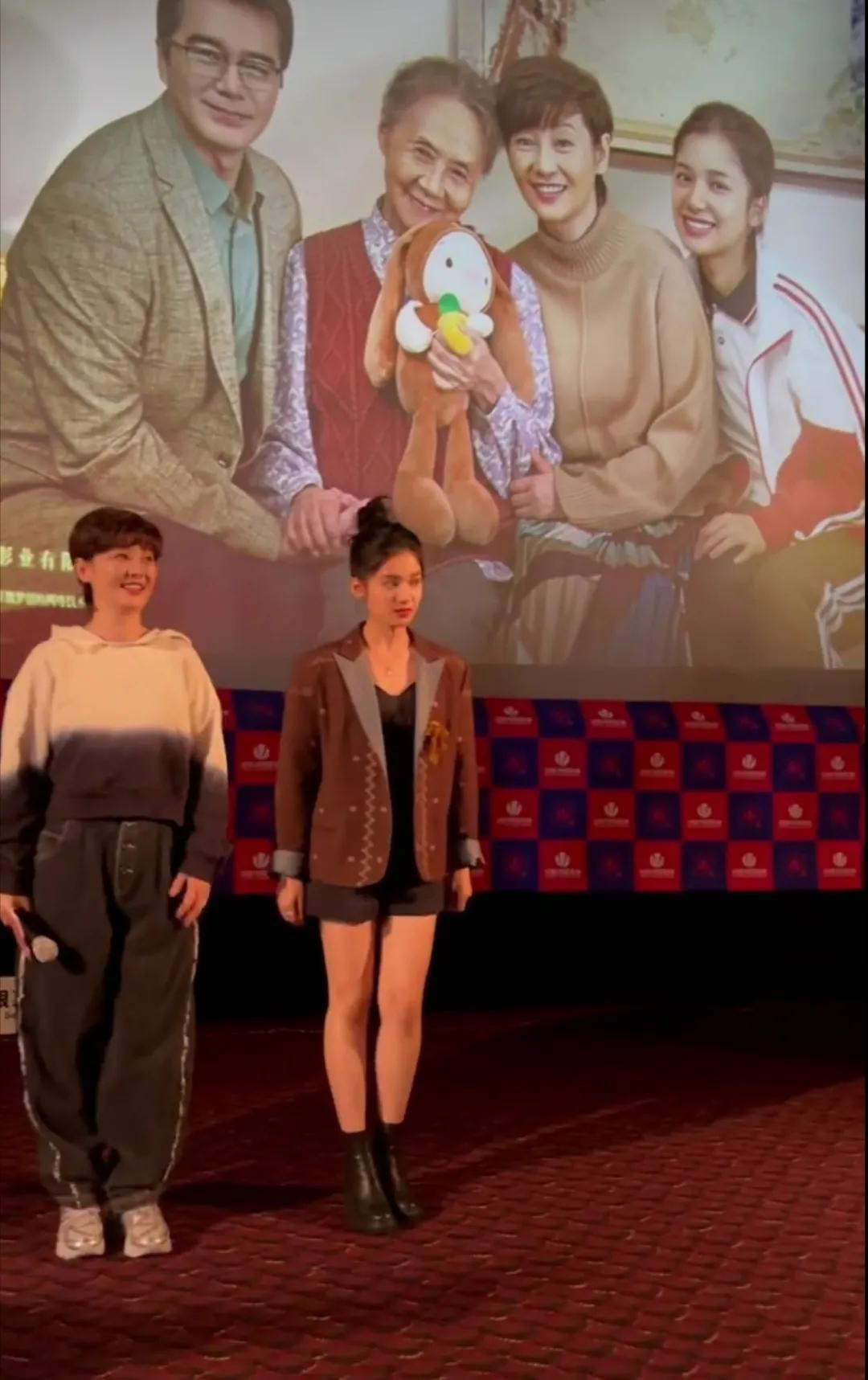 黑色|徐帆穿运动装跑宣传，老了装嫩也没嫩不了，无修饰的脸蜡黄沧桑！