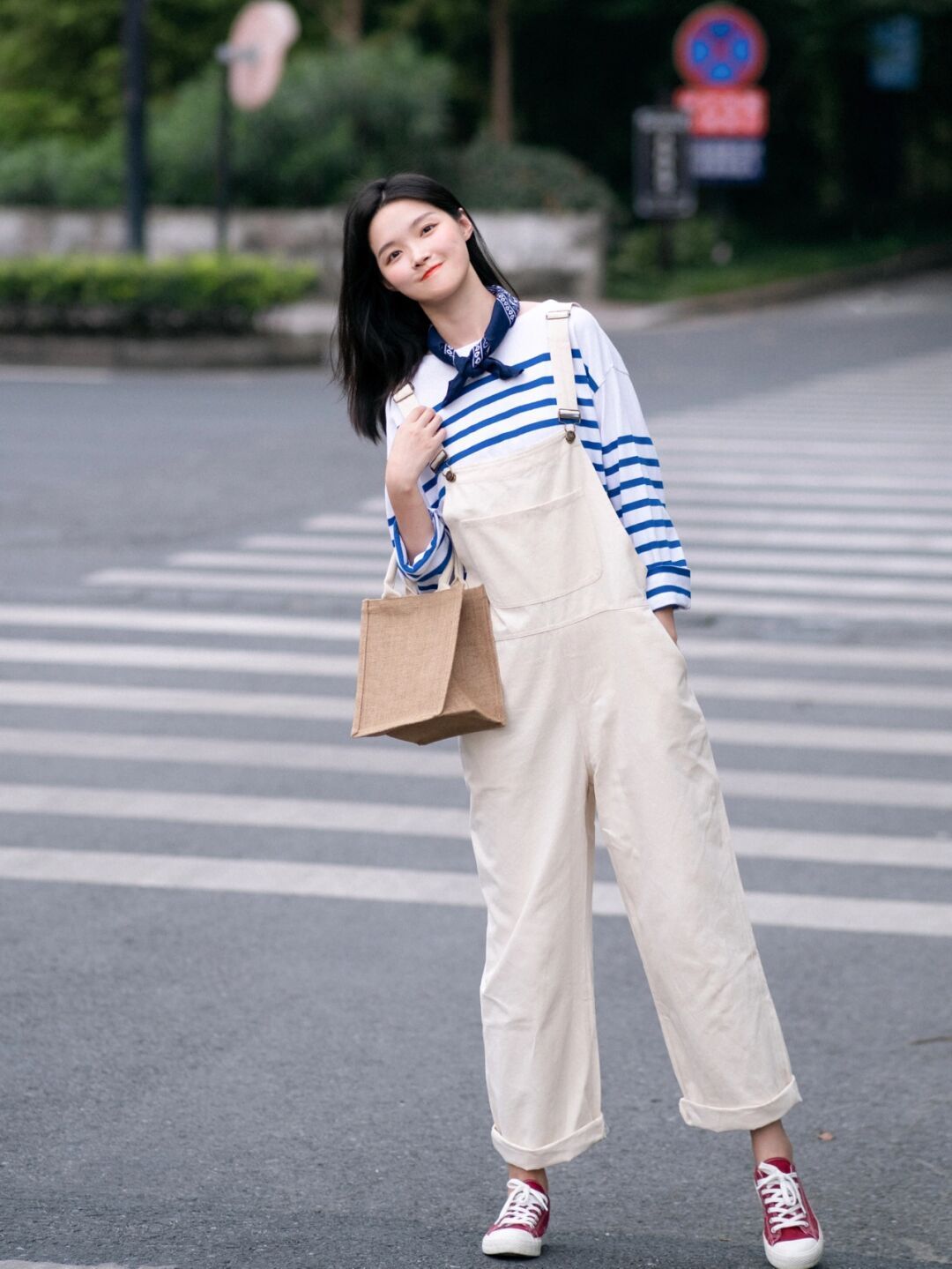 条纹|秋天,这样穿“条纹衫”才高级洋气,搭配牛仔裤舒适日常又减龄