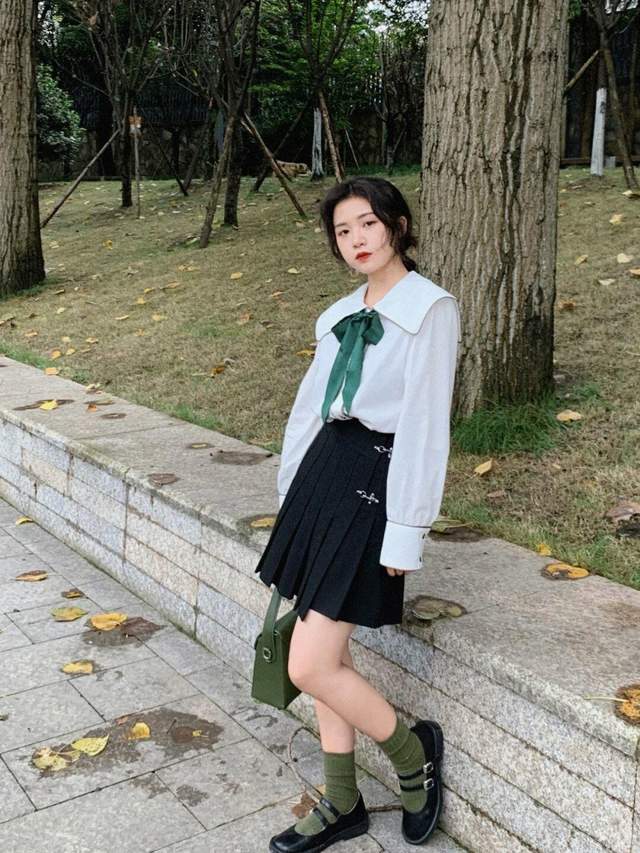 面料|小个子怎么穿才显高？当然少不了衬衫+高腰短裙，穿上显高又显瘦