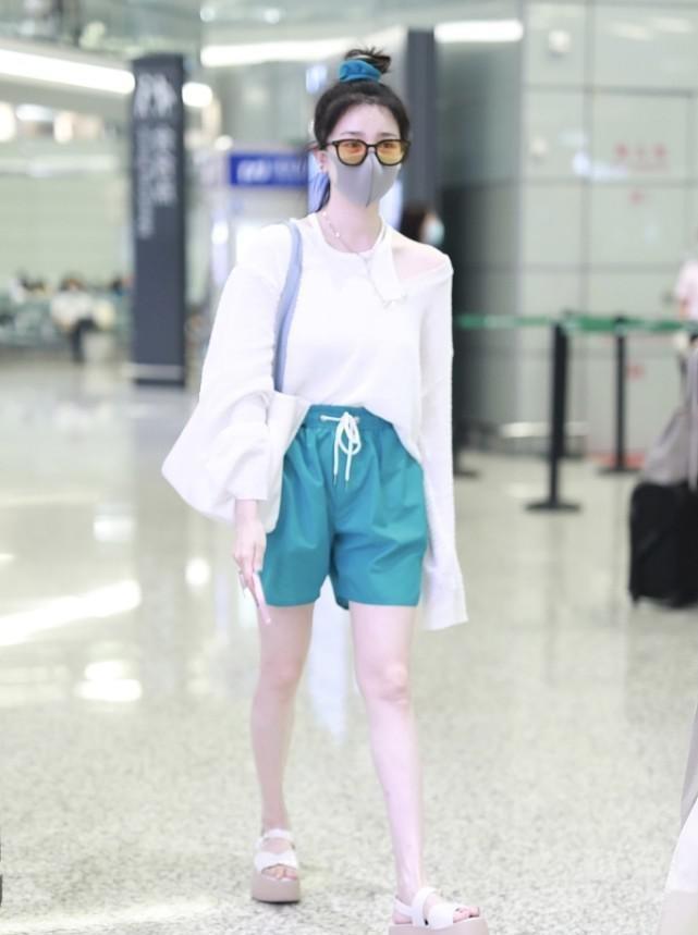 显得|陈小纭真担得起“腿精”的名字，瑜伽裤秀美腿，配卫衣好甜美