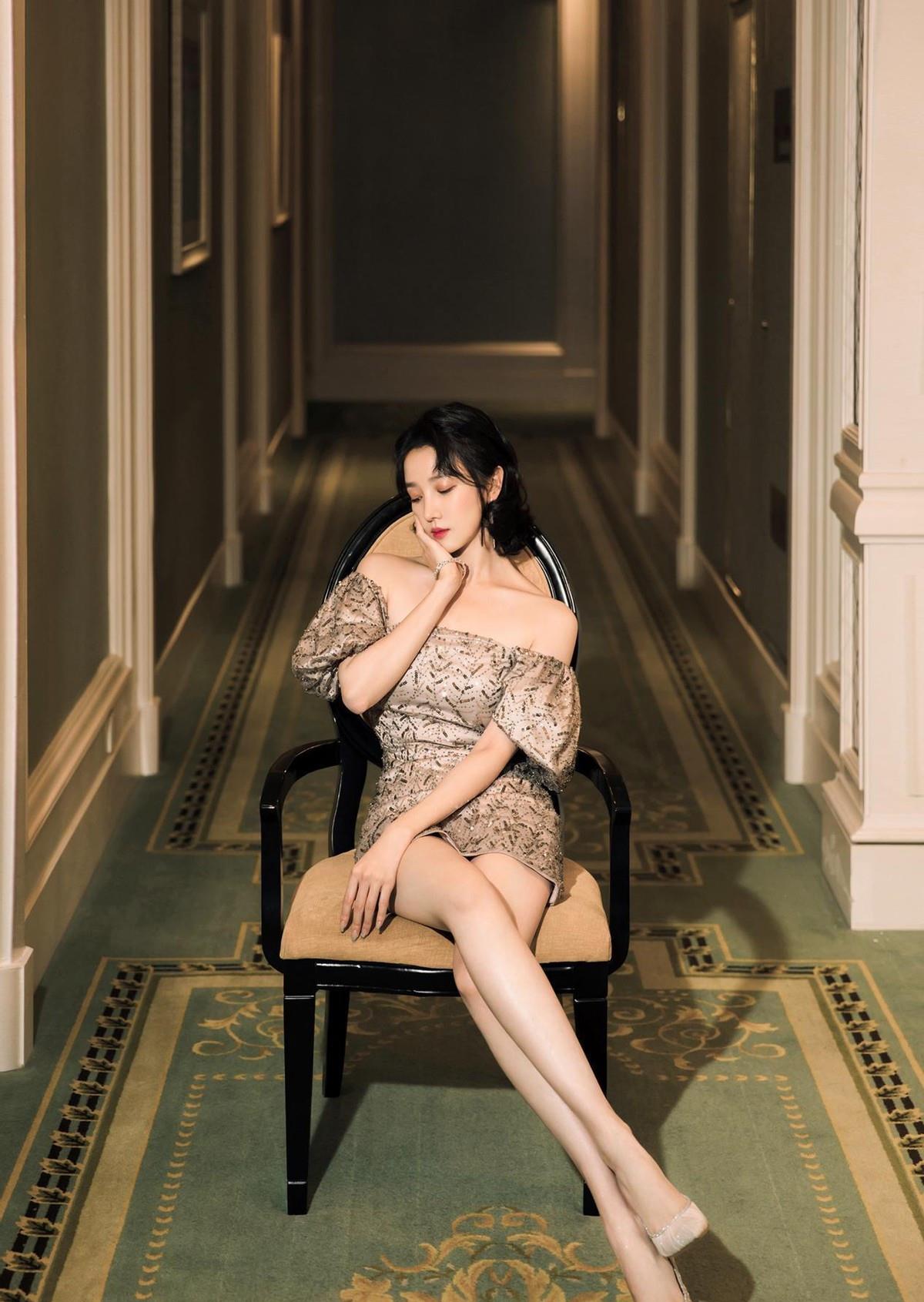 短裙|陈小纭也太白了，无修图看着没什么气色，穿高贵西装也不大气